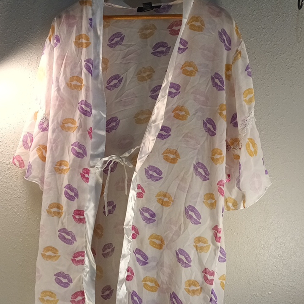 Women's Sindrella Kiss Print Sheer Kimono Robe